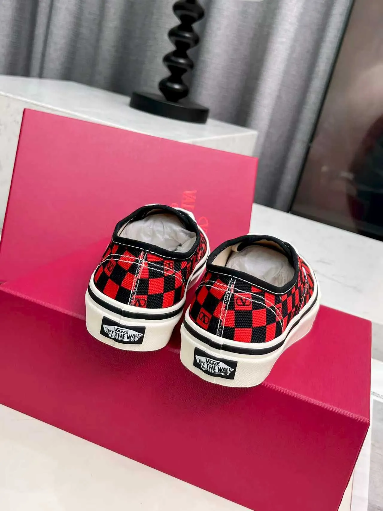[Valentino Giving classic shoes a personality that spans the ages. Many celebrities - Jolin Tsai. Yang Zi. Liu Wen. Ma Baiquan. Choi Soobin. freen. Song Zuer. JJ Lin. zel. Cecilia Cheung. shark. Xin Yunlai...same style.